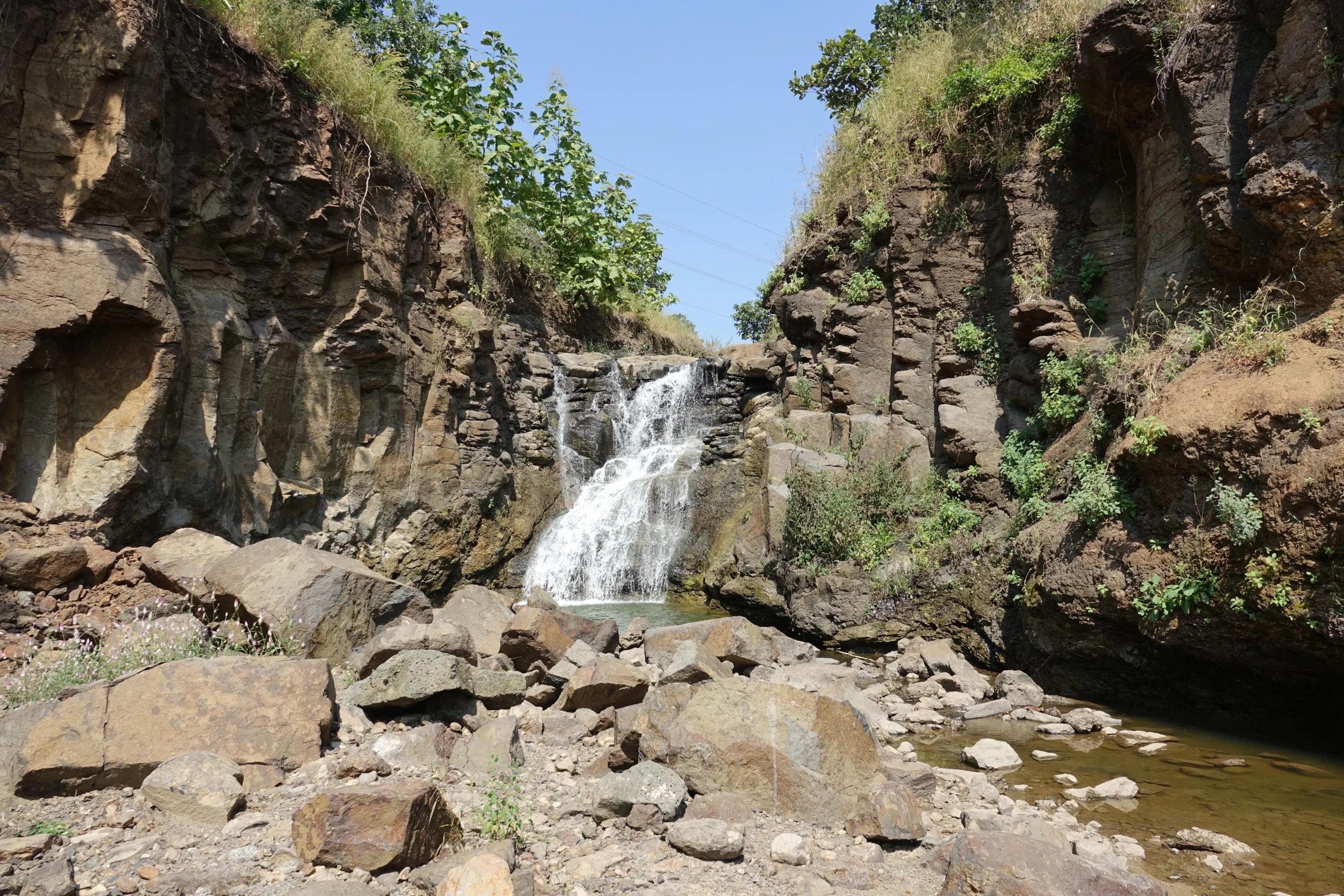 chute-d-eau-dans-une-riviere